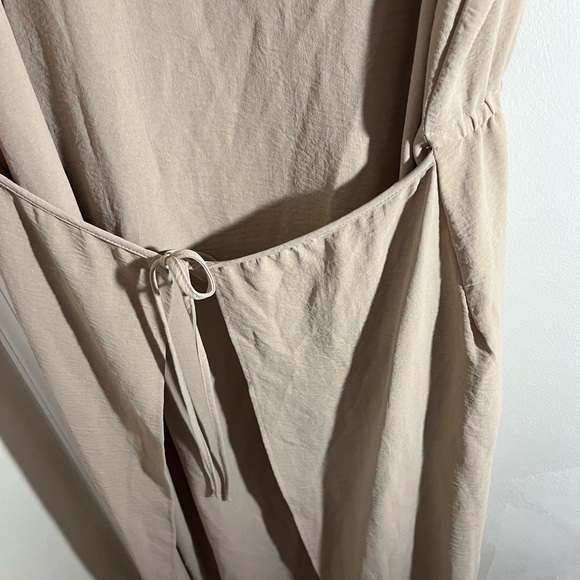 Vince Camuto Beige Sleeveless Dress - Picture 7 of 10